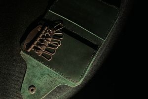 Техники ухода за кожаными аксессуарами: Как сохранить их красоту и долговечность фото